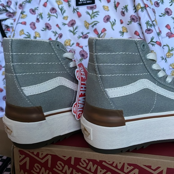 Vans WMNS Sk8-Hi Tapered
Canvas Green Milieu
VN0005U2VV2
Platforms Sneakers - Picture 15 of 16